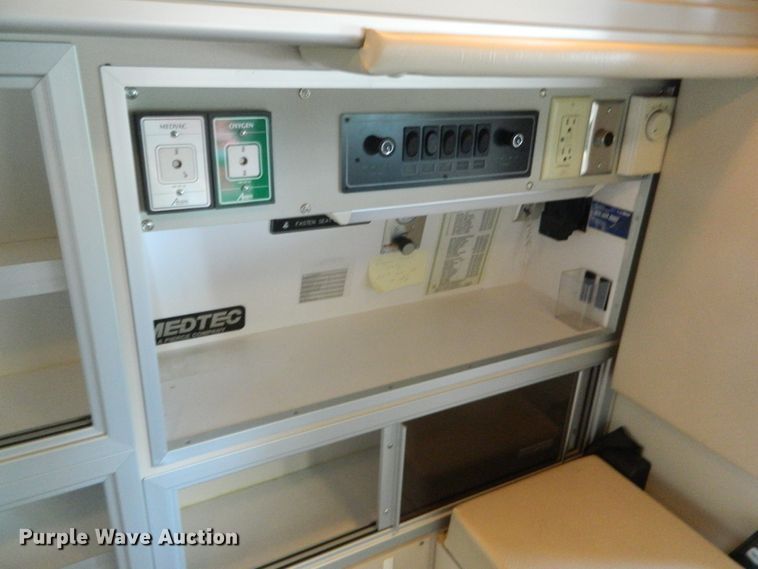 image for item EH9476 2003 Ford E350 Super Duty  ambulance