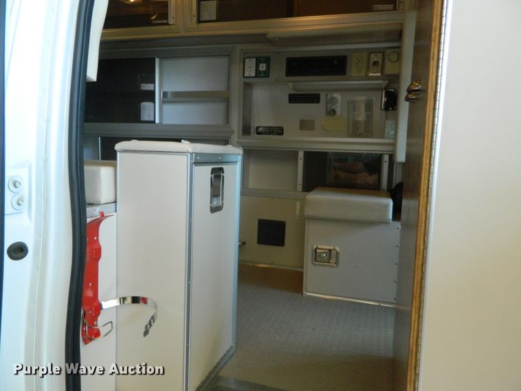 image for item EH9476 2003 Ford E350 Super Duty  ambulance