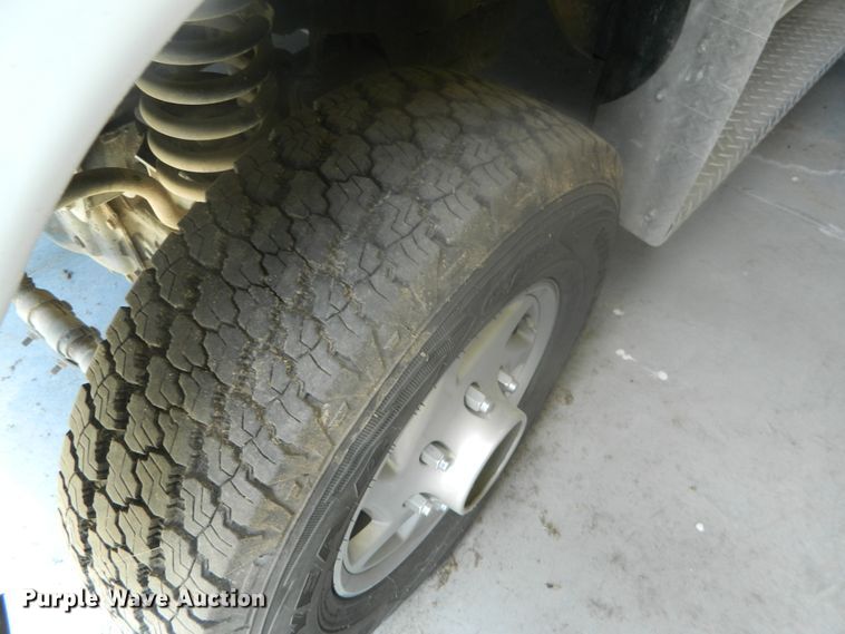 image for item EH9476 2003 Ford E350 Super Duty  ambulance