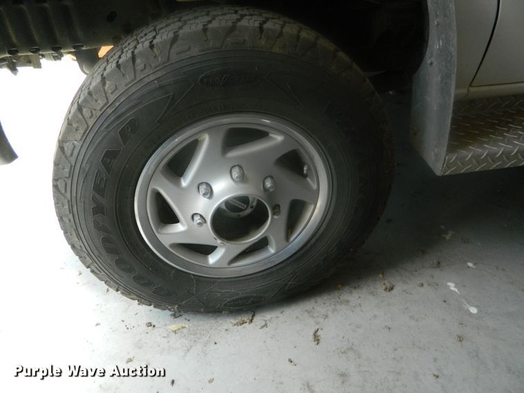 image for item EH9476 2003 Ford E350 Super Duty  ambulance