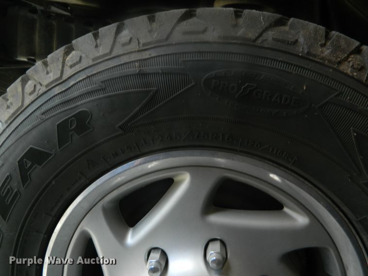 image for item EH9476 2003 Ford E350 Super Duty  ambulance