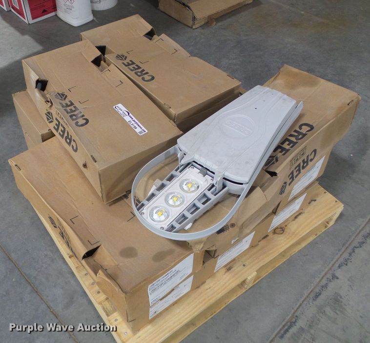 image for item EL9199 Approximately 11 Cree street lights