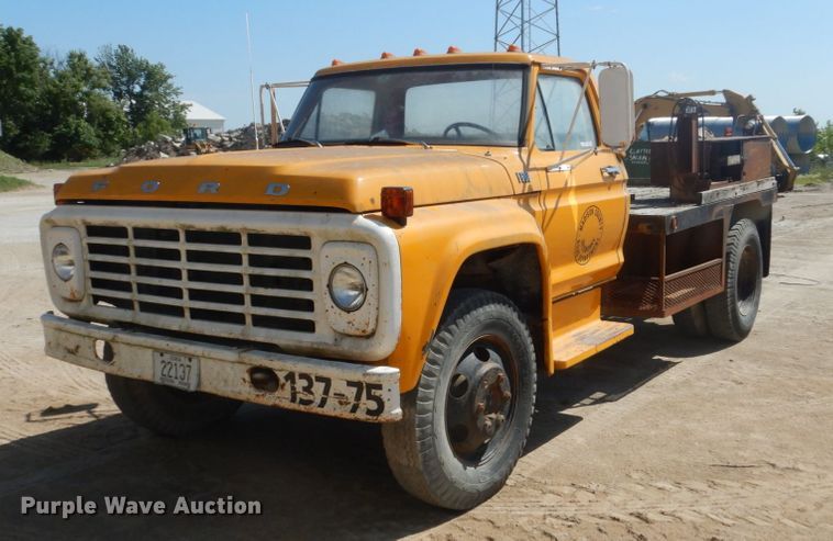 image for item FK9288 1975 Ford F600  flatbed truck