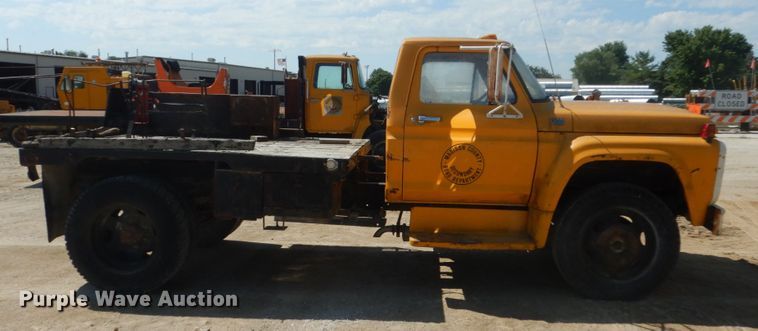 image for item FK9288 1975 Ford F600  flatbed truck