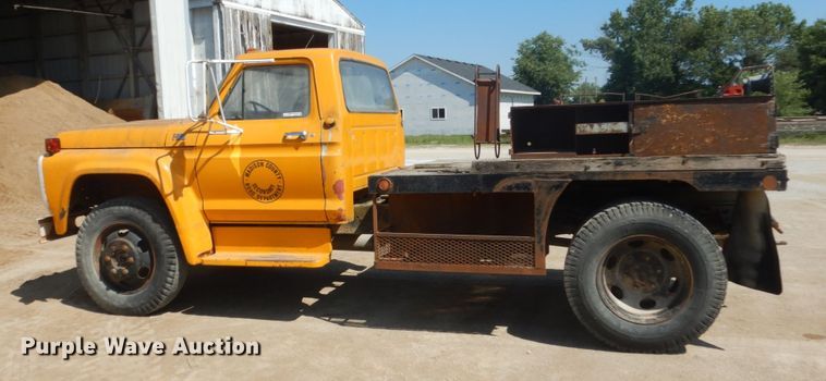 image for item FK9288 1975 Ford F600  flatbed truck