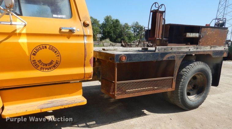 image for item FK9288 1975 Ford F600  flatbed truck