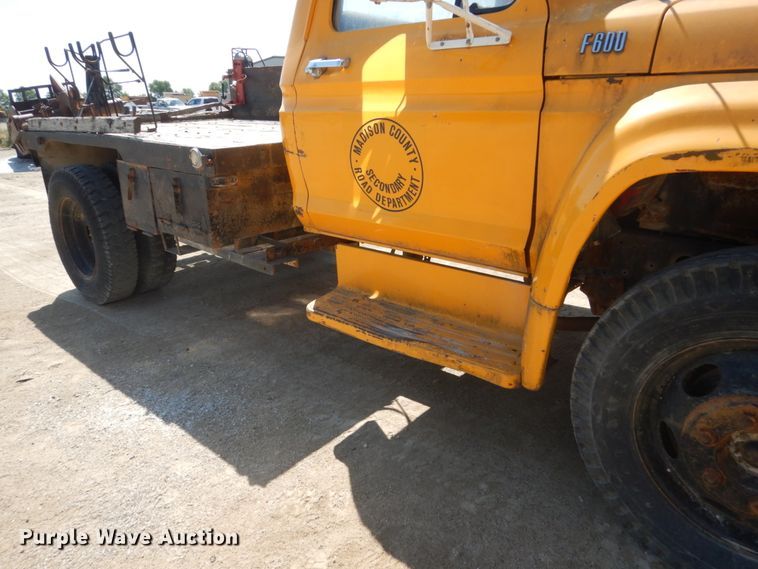 image for item FK9288 1975 Ford F600  flatbed truck