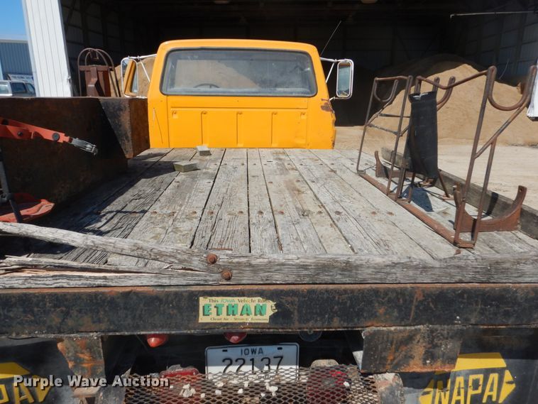 image for item FK9288 1975 Ford F600  flatbed truck