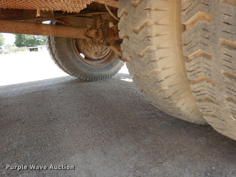 image for item FK9288 1975 Ford F600  flatbed truck