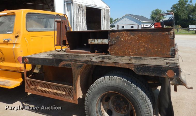 image for item FK9288 1975 Ford F600  flatbed truck