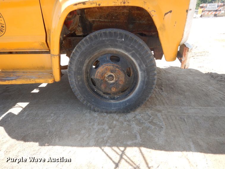 image for item FK9288 1975 Ford F600  flatbed truck