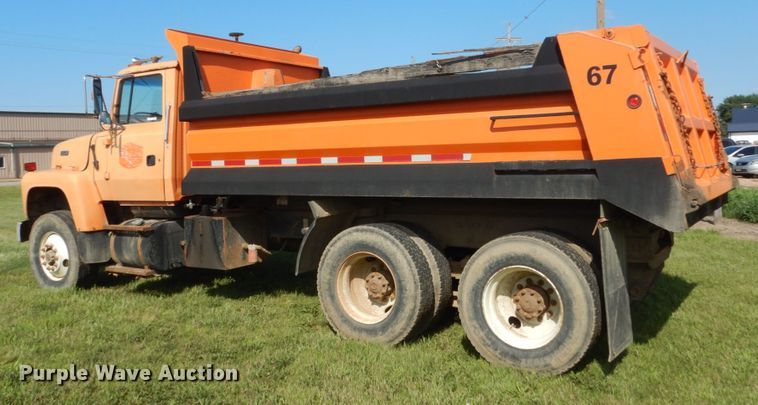 image for item FK9390 1995 Ford L8000  dump truck