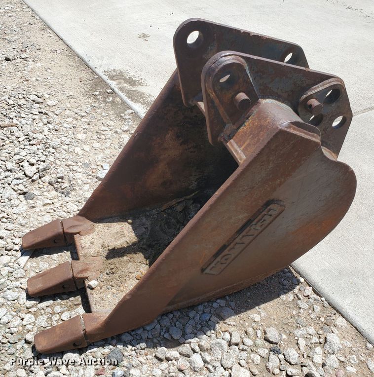 image for item GM9303 Komatsu 16"W backhoe bucket