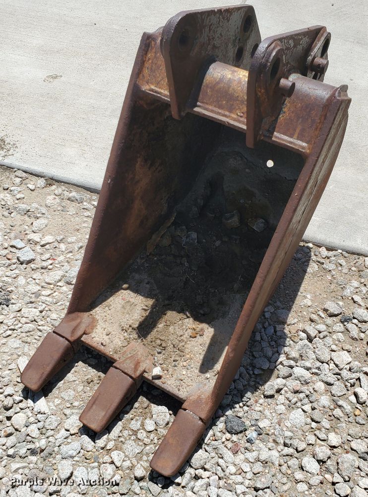 image for item GM9303 Komatsu 16"W backhoe bucket