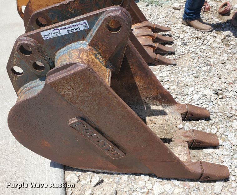 image for item GM9303 Komatsu 16"W backhoe bucket