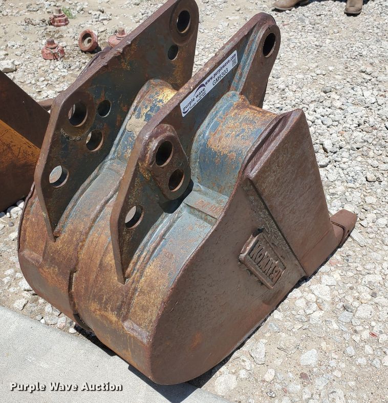 image for item GM9303 Komatsu 16"W backhoe bucket