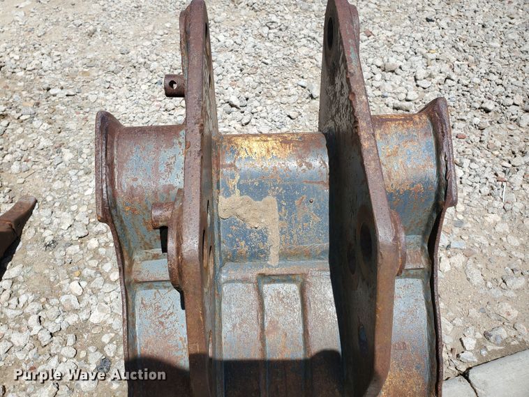 image for item GM9303 Komatsu 16"W backhoe bucket