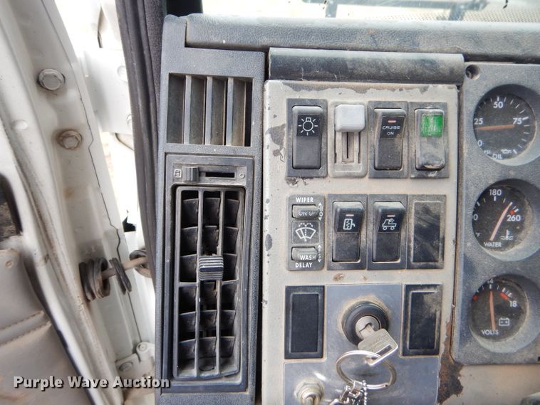 image for item GN9224 2000 Freightliner FL80  dump truck