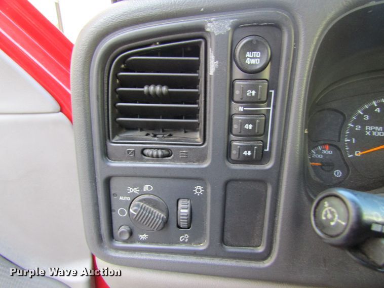 image for item GQ9027 2003 Chevrolet Suburban 2500  SUV