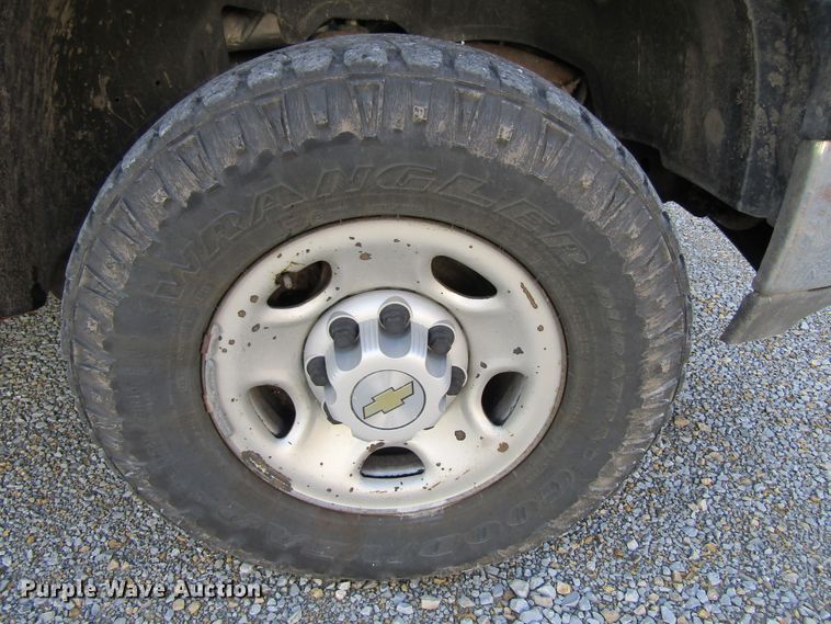 image for item GQ9027 2003 Chevrolet Suburban 2500  SUV