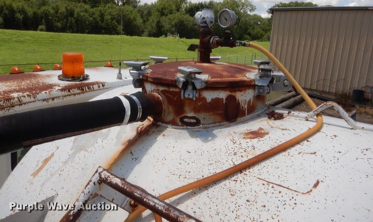 image for item HB9264 1985 GMC 7000  manure spreader truck