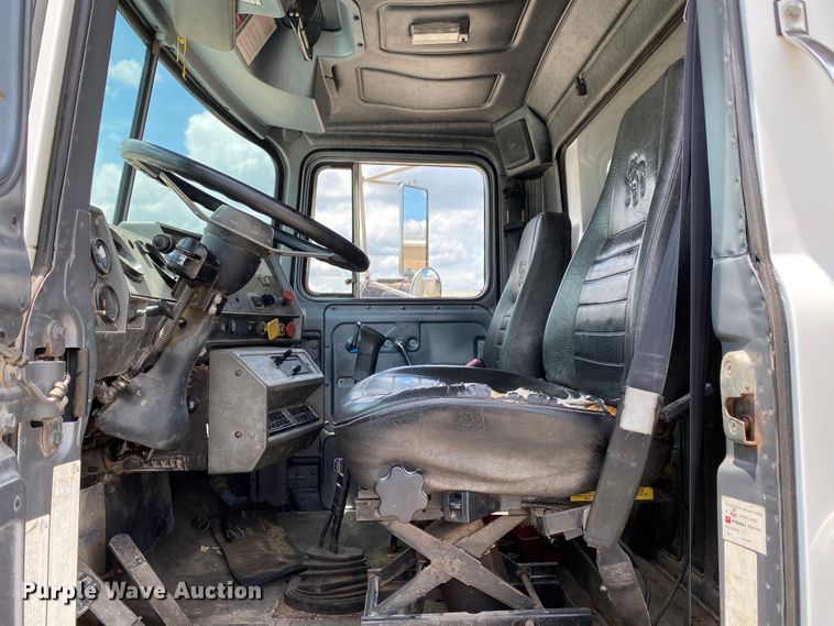 image for item HG9132 1998 Mack RD694P  dump truck