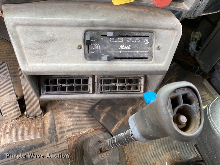 image for item HG9132 1998 Mack RD694P  dump truck