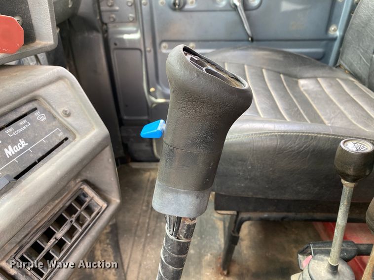 image for item HG9132 1998 Mack RD694P  dump truck