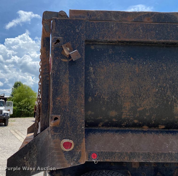 image for item HG9133 2004 Freightliner FL120  dump truck