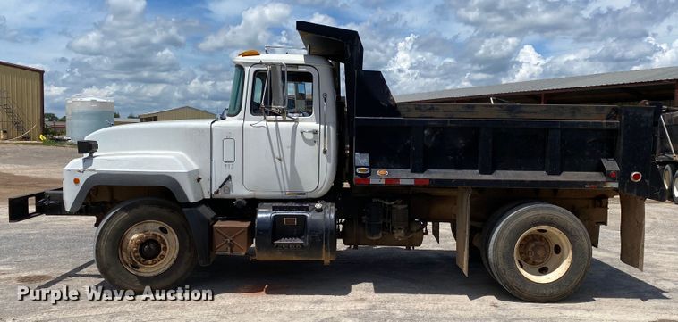 image for item HG9134 1998 Mack RD694P  dump truck