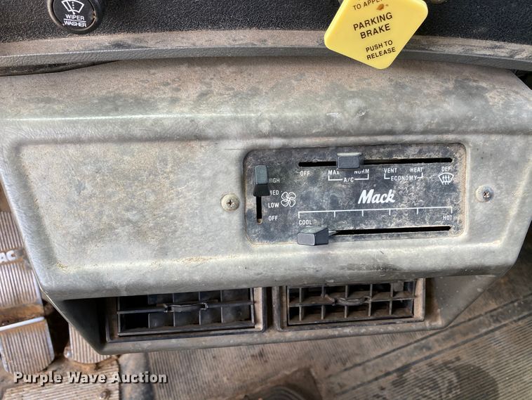 image for item HG9134 1998 Mack RD694P  dump truck