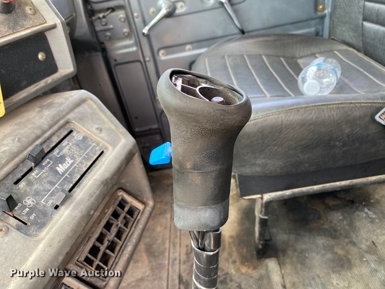 image for item HG9134 1998 Mack RD694P  dump truck