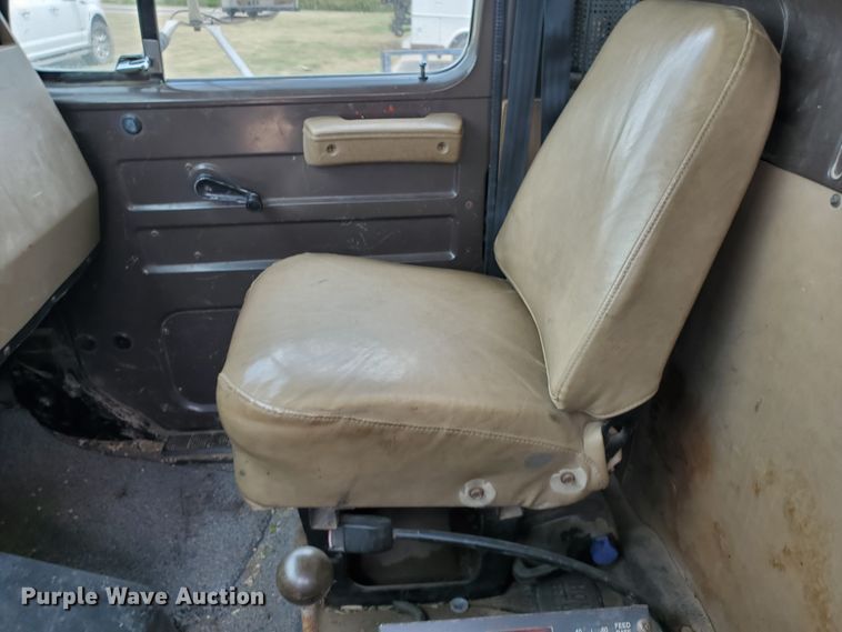 image for item HK9182 1991 International 4900  dump truck