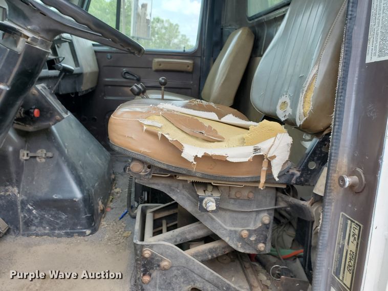 image for item HK9182 1991 International 4900  dump truck