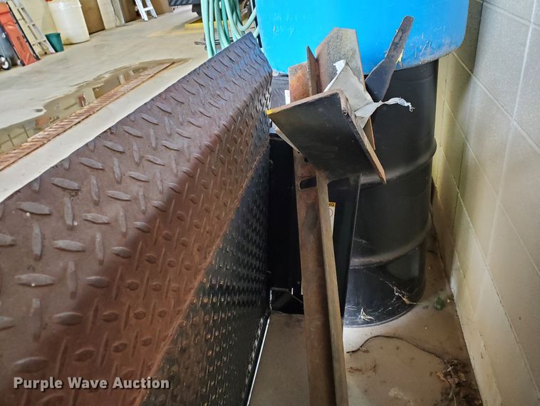 image for item HK9209 Tommy Gate 64P Series 1000 end gate lift