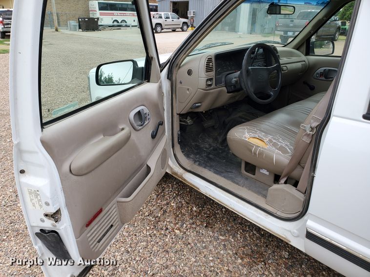 image for item HK9223 1996 Chevrolet Suburban C1500  SUV