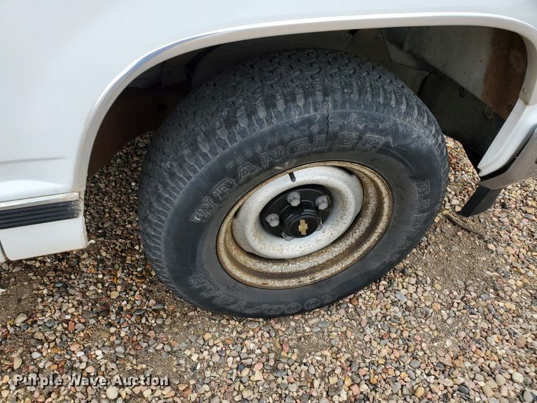 image for item HK9223 1996 Chevrolet Suburban C1500  SUV