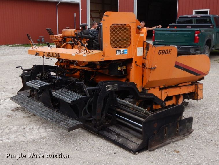 image for item HM9717 1998 Mauldin 690E  paver