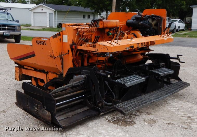 image for item HM9717 1998 Mauldin 690E  paver