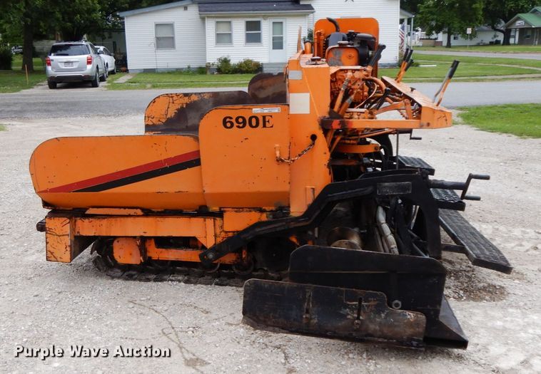 image for item HM9717 1998 Mauldin 690E  paver