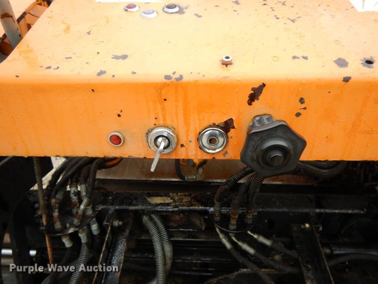 image for item HM9717 1998 Mauldin 690E  paver