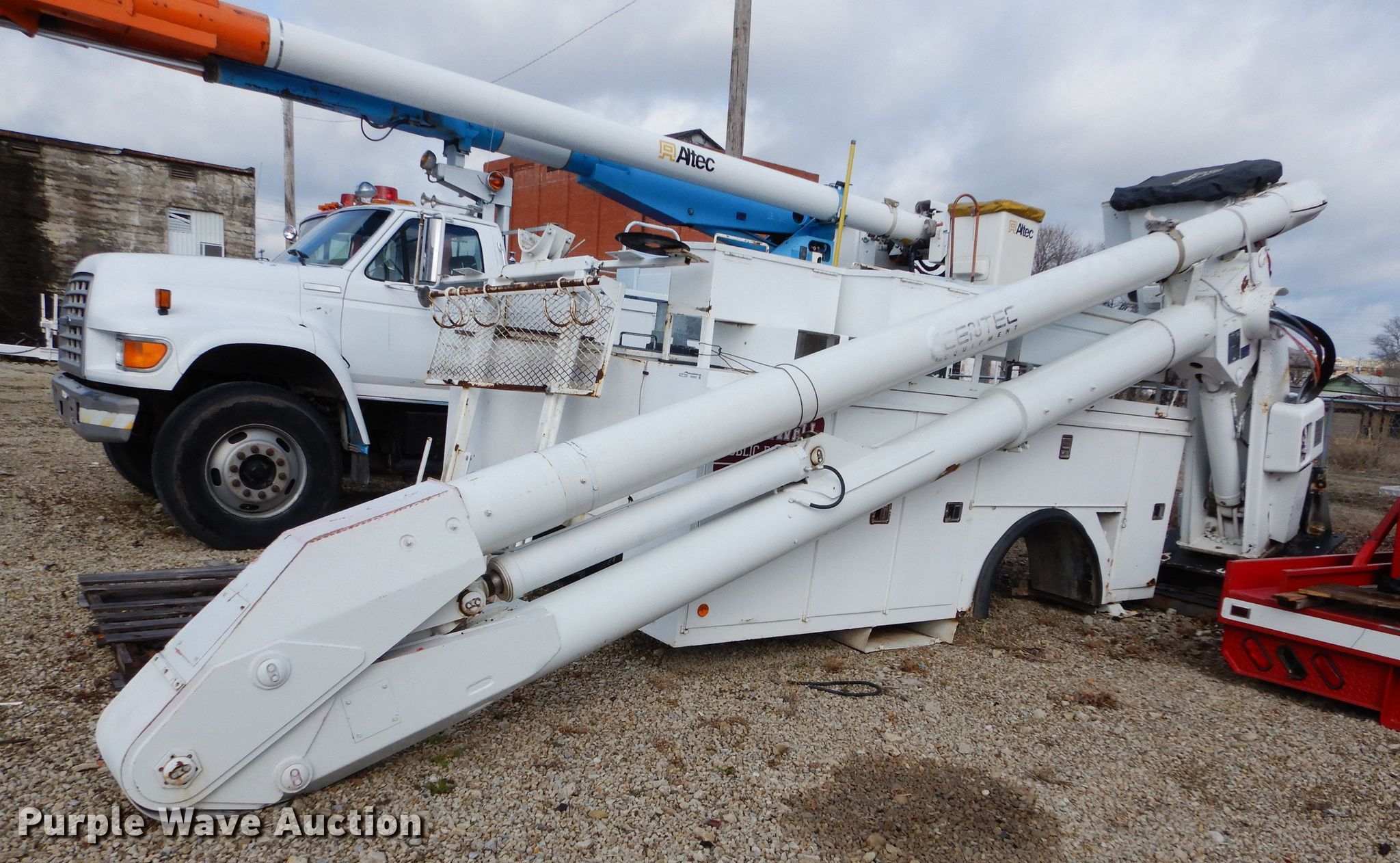 Altec bucket truck bed in Blackwell, OK Item GK9032 sold Purple Wave