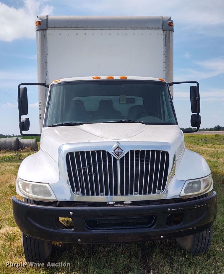 image for item DE6978 2007 International 4300  box truck