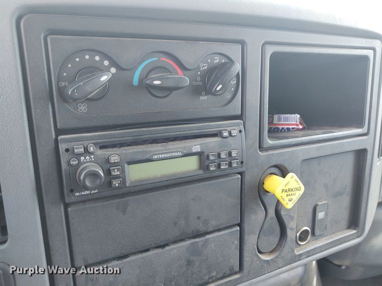 image for item DE6978 2007 International 4300  box truck