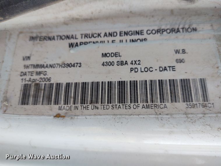 image for item DE6978 2007 International 4300  box truck