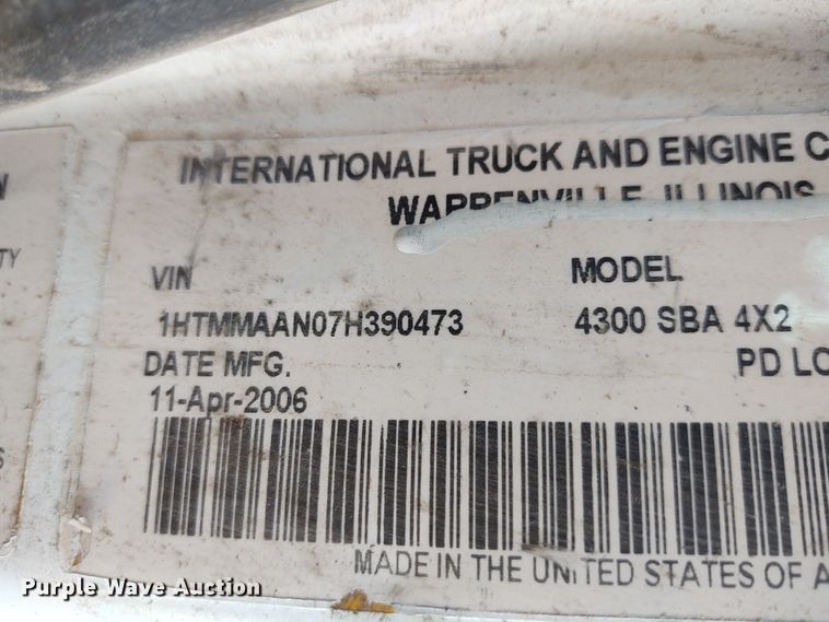 image for item DE6978 2007 International 4300  box truck
