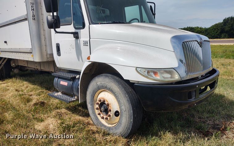 image for item DE6978 2007 International 4300  box truck