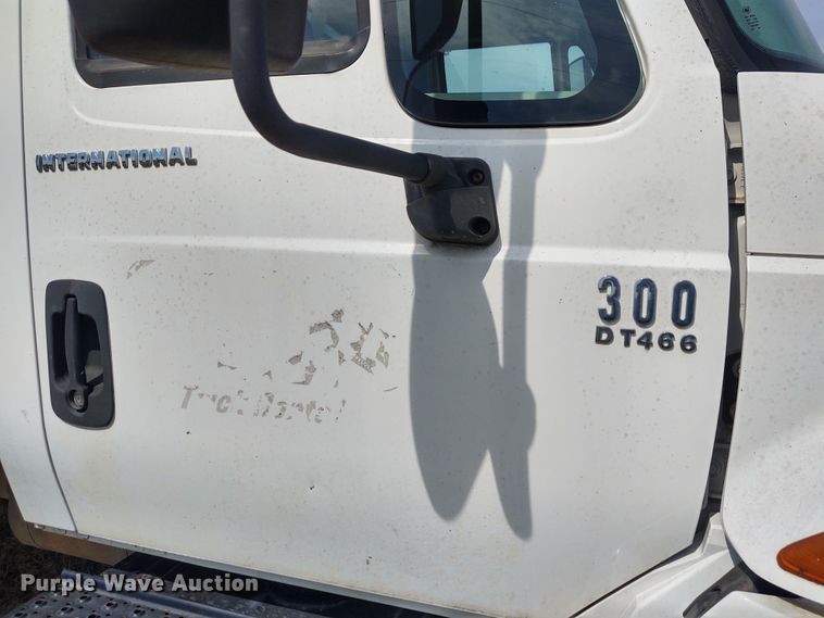 image for item DE6978 2007 International 4300  box truck