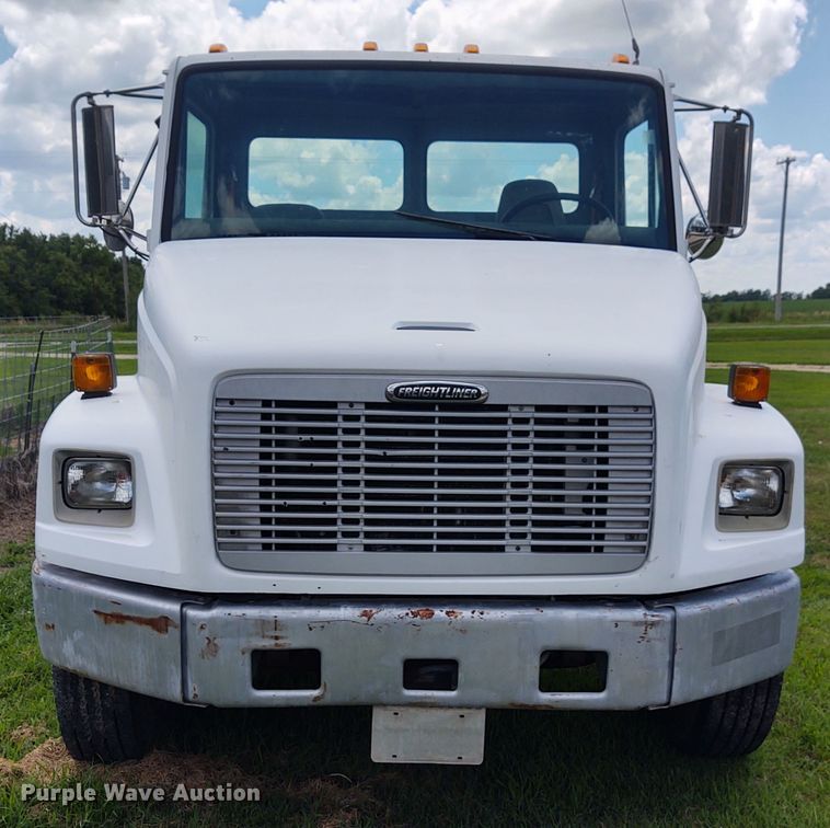 image for item DE7049 1997 Freightliner FL70  truck cab and chassis