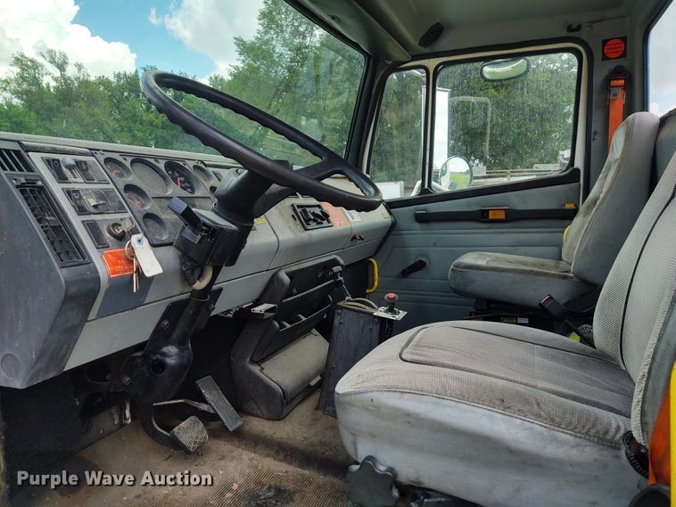 image for item DE7049 1997 Freightliner FL70  truck cab and chassis